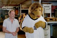 Unser Sommermärchen - Die WM 2006 – „Unser Sommermärchen – Die WM 2006“ erinnert an einen legendären Fußballsommer in NRW. Und natürlich sind auch Maskottchen Goleo und sein Darsteller Martin Paas mit von der Partie mit interessanten Einblicken ins Geschehen auf dem Platz. - WM-Maskottchen Goleo und sein Darsteller Martin Paas im Bonner "Haus der Geschichte". Hier im Kellerdepot hat Goleo sein Zuhause gefunden.