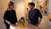 SOKO Stuttgart – Mord in der Kunstgalerie: Vivian Roths (Sabine Bach) Assistent wird erschlagen aufgefunden und die Tatwaffe kann schnell ermittelt werden: eine gläserne Hunde-Skulptur. Hat Oliver Hagen (Marian Meder), der Schöpfer der Skulptur, etwas mit dem Tod zu tun?