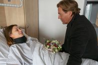 Der Alte – Caspar Bergmann (Thomas Heinze) ist unendlich erleichtert, seine Tochter (Lena Meckel) zwar verletzt, aber lebendig zu sehen.