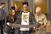 Community – Ein Plan des Gebäudes soll Annie (Alison Brie, l.), Abed (Danny Pudi, M.) und Dean Pelton (Jim Rash, r.) zum alten, verschollenen Computerlabor des ersten Deans von Greendale bringen ...