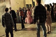 Castle – Treiben tatsächlich Zombies ihr Unwesen in der Stadt? Castle (Nathan Fillion, l.) und Beckett (Stana Katic, M.) werden von "Untoten" umzingelt ...; Treiben tatsächlich Zombies ihr Unwesen in der Stadt? Castle (Nathan Fillion, l.) und Beckett (Stana Katic, M.) werden von "Untoten" umzingelt ...