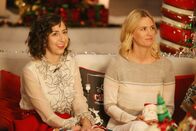 The Last Man on Earth – Noch ahnen Carol (Kristen Schaal, l.) und Melissa (January Jones, r.) nicht, dass ihr Weihnachtsfest ganz anders enden wird, als gedacht ...