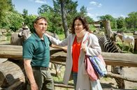 Tierärztin Dr. Mertens – Endlich wieder im Zoo! Tierärztin Susanne Mertens (Elisabeth Lanz, r.) hat ihren Autounfall gut überstanden und erkundigt sich bei Cheftierpfleger Conny (Thorsten Wolf, l.) nach dem Befinden der Zebras.