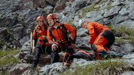 Die Bergretter – Angespannt warten die Bergretter Tobi (Markus Brandl., M.), Katharina (Luise Bähr) und Michi (Robert Lohr, r.) auf weitere Anweisungen.