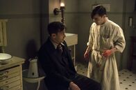 A Young Doctor's Notebook – Der alte Doktor (r, Jon Hamm) ist immer an der Seite des jungen Doktors (Daniel Radcliffe).