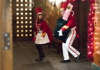 Navy CIS: L.A. – Es ist Weihnachten und Eric (Barrett Foa, r.) und Nell (Renée Felice Smith, l.) bereiten sich auf das Fest der Liebe vor ...