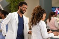 Grey's Anatomy – Grey's Anatomy Staffel 18 Folge 10 Blickt seine Frau skeptisch an: Anthony Hill als Dr. Winston Ndugu, Kelly McCreary als Dr. Maggie Pierce Copyright: SRF/ABC Studios