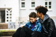 Schloss Einstein – Patrick (Yalany Marschner, re) will, dass Ava (Mia Stieber) weiß, dass sie mit ihm über alles reden kann.