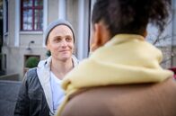 Sturm der Liebe – Imani (Belina Mohamed-Ali, r.) und Max (Stefan Hartmann, l.) kommen sich im Überschwang näher.