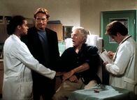 Diagnose: Mord – Amanda (Victoria Rowell, l.), Steve (Barry Van Dyke, 2.v.l.) und Jesse (Charlie Schlatter, r.) machen sich große Sorgen um Mark (Dick Van Dyke), der bei einem Bombenanschlag eine schwere Gehirnerschütterung bekommen hat.