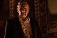 Akte X - Die unheimlichen Fälle des FBI – Als eine Krankheitswelle droht, den Großteil der Menschheit auszurotten, läuft alles genau nach dem Plan des rauchenden Mannes (William B. Davis). Denn nur eine kleine Gruppe Auserwählter soll überleben ...