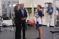 Navy CIS – Kann Navy Lieutenant Kara Gifford (Kelly Frye, r.) Gibbs (Mark Harmon, M.) und NCIS Special Agent Maureen Cabot (Kelli Williams, l.) bei der Aufklärung des aktuellen Falles behilflich sein?