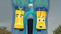 Unser Sandmännchen – Gummistiefel Buddel (rechts) freut sich riesig, denn für die beiden geht es auf den Spielplatz. Torf (links) wäre allerdings viel lieber im Garten.