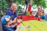 Auf und davon – Familie Burkhalter feiert Nathans erster Schultag.