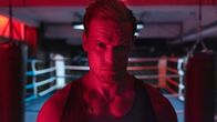 Suspect – Ryan (Sam Heughan), Polizist und Freund von Dannys toter Tochter, erhält beim Fitness-Training Besuch von Danny.