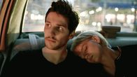 Eden – Völlig erschöpft kommen DJ Paul (Félix de Givry) und seine Freundin Louise (Pauline Etienne) in New York an. Er soll im berühmten MoMa PS1 auflegen.