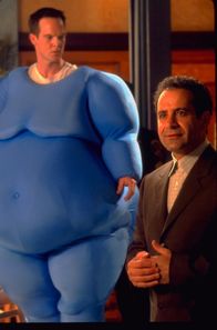 Monk – Monk (Tony Shalhoub, r.) glaubt nicht, dass ein Mann von Dales Ausmaßen einen Mord begehen kann. Mit Hilfe von Lt. Randall Disher (Jason Gray-Stanford, l.) in einem Ganzkörperanzug will er das beweisen.