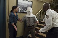 Brooklyn Nine-Nine – (v.l.n.r.) Amy Santiago (Melissa Fumero); Charles Boyle (Joe Lo Truglio); Captain Ray Holt (André Braugher)