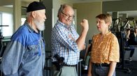 Rentnercops – Vicky (Katja Danowski, r.) soll Klaus' (Hartmut Volle, M.) Bizeps fühlen (mit Bill Mockridge, l.).