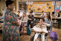 Young Sheldon – Als Sheldon (Iain Armitage, r.) sich im Unterricht langweilt, bringt er Ms. Ingram (Danielle Pinnock, l.) mehr und mehr auf die Palme ...