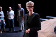 Tatort – Intendantin Freya von Kaltenberg (Anna Stiebich) auf der Bühne bei der Versammlung der Darsteller.