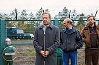 Wackersdorf – Hans Schuierer (Johannes Zeiler) am Bauzaun. Von links: Hans Schuierer (Johannes Zeiler), Vollmann (Florian Brückner) und Eberwein (Andreas Nickl).