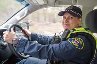 Tasmanien - Australiens grüne Insel – Polizeiarbeit im tasmanischen Hinterland: Als Dorfpolizistin wird Kelly Donaldson auch schon einmal zu einer Geburt gerufen.