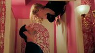 Einfach Maria – Maria (Maria Kempken) hängt in der Toilette fest, als Sie endlich ihrem Traumprinzen Lukas begegnet (Marc Schöttner).
