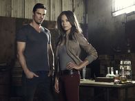 Beauty and the Beast – (1. Staffel) - Als Teenager musste Catherine "Cat" Chandler (Kristin Kreuk, r.) den Mord an ihrer Mutter mitansehen. Die Mörder wollten auch Cat umbringen, sie wurde aber von jemandem - oder etwas - gerettet. Jahre später ist Cat Polizistin und untersucht einen Fall, der sie zu der Person führt, die sie damals vor dem sicheren Tod bewahrt hat. Dieser Jemand ist Dr. Vincent Keller (Jay Ryan, l.) ...