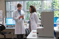 The Good Doctor – Freddie Highmore (Dr. Shaun Murphy), Jasika Nicole (Dr. Carly Lever).