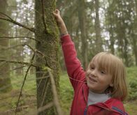 Sesamstraße – Leo erkundet das Moos im Wald.