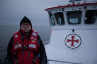 Terra Xpress XXL – Bei einem Hausboot-Ausflug auf der Mecklenburgischen Seenplatte verirrt sich dieser Freizeitkapitän mit seinem Freund plötzlich auf die Ostsee. "Terra Xpress" zeigt, wie so etwas passieren kann, und was es bei Ausflügen mit Hausbooten zu beachten gilt, die sich jeder mieten kann.