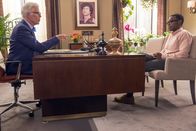 The Good Place – Von Michael (Ted Danson, l.) wird Chidi (William Jackson Harper, r.) unter Druck gesetzt, dass er endlich eine Wahl treffen soll. Dabei gehörte Entscheidungsfreudigkeit noch nie zu seinen Charaktereigenschaften ...