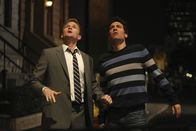 How I Met Your Mother – Während sich Ted (Josh Radnor, r.) und Barney (Neil Patrick Harris, l.) um Robin streiten, haben Lily und Marshall beschlossen, in separaten Betten zu nächtigen ...