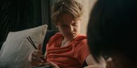 ECHT – Kian (Eddie Scharenberg) bezweifelt, dass Noah ihm die Wahrheit sagt, was den Erfinder des Bandnamens angeht.