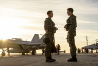 Top Gun: Maverick – Jake "Hangman" Seresin (Glen Powell, l.); Bradley "Rooster" Bradshaw (Miles Teller, r.)