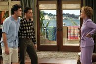Two and a Half Men – Als Alans Mutter seine Erziehungsmethoden kritisiert, wird sie von ihren Söhnen (Charlie Sheen l. und Jon Cryer, M.) prompt aus dem Haus geworfen. Evelyn (Holland Taylor, r.) ist entsetzt ...