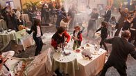 Unheimlich perfekte Freunde – Das Chaos ist perfekt! Es gibt eine Tortenschlacht u.a. mit Gesa (Marie Leuenberger), Emils Mutter (Maja Beckmann), Michael (Serkan Kaya) und Sebis Vater (Max von Thun).