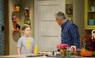 Man with a Plan – (v.li.) Matthew McCann (Teddy Burns), Matt LeBlanc (Adam Burns).