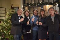 Wilsberg – Wilsberg (Leonard Lansink), Anna Springer (Rita Russek), Ekki (Oliver Korittke), Alex (Ina Paule Klink) und Overbeck (Roland Jankowsky) wünschen "Frohe Weihnachten".