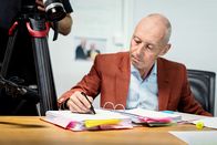 SRF DOK – Hansjörg Zumstein bei Recherchearbeiten