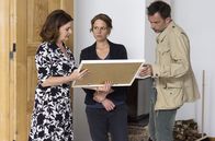 Polizeiruf 110 – SENDER: ARD - SENDETITEL: Polizeiruf 110: Der Fall Sikorska - UNTERTITEL: - CAPTION: ARD/rbb POLIZEIRUF 110: DER FALL SIKORSKA Uhr im ERSTEN..Paula Borchert, die als Au-pair bei Familie Heise arbeitete, wird tot aus der Oder geborgen. Die Kommissare Olga Lenski und Adam Raczek stoßen bei ihren Recherchen auf einen alten Fall. Vor 15 Jahren verschwand die Tochter von Katarzyna Heise und Stieftochter von Gerd Heise spurlos. Hängt Paulas Tod mit ihrem Verschwinden zusammen? - Katarzyna Heise (Lina Wendel, links) zeigt Kriminalhauptkommissarin Olga Lenski (Maria Simon, Mitte) und Kriminalhauptkommissar Adam Raczek (Lucas Gregorowicz, rechts) das Bild ihrer Tochter, die seit 15 Jahren vermisst wird..