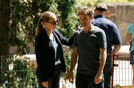 Rentnercops – Vicky Adam (Katja Danowski, l.) bespricht mit dem Vater (Sebastian Schlemmer, r.) des vermissten Jungen, das weitere Vorgehen.