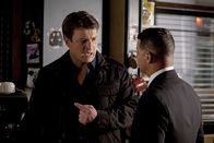 Castle – Das skrupellose Verhalten von Det. Ethan Slaughter wird Richard Castle (Nathan Fillion, l.) unheimlich. Er wendet sich hilfesuchend an Javier Esposito (Jon Huertas, r.), der sich aus der Angelegenheit jedoch lieber heraushält ...