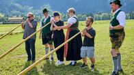 Tietjen campt - der Roadtrip – Die Gruppe versucht sich im Alphornblasen.