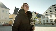 Die Gewählten – Clara Bünger (Die Linke) ist für Katja Kipping in den Bundestag nachgerückt. Ihr Wahlkreis ist das Erzgebirge, tief in Sachsen. Am Internationalen Frauentag verteilt sie dort Blumen.