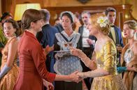 Der Buchladen der Florence Green – Florence Green (Emily Mortimer, li.) lernt Violet Gamart (Patricia Clarkson, re.) während ihrer Soirée kennen. Doch das herrliche Willkommenheißen hinterlässt einen bitterem Nachgeschmack ...