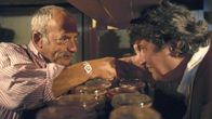 Löwenzahn Classics – Peter (Peter Lustig, l.) hat die Wette gewonnen. Er hat den Nachbarn (Helmut Krauss, r.) überzeugt.