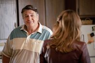 Young Sheldon – George Cooper sen. (Lance Barber, l.); Mary Cooper (Zoe Perry, r.)