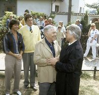 Ich heirate eine Familie – Vor dem Hause Schumann herzliche Begrüßung durch die Gäste. Anläßlich des 50ten Geburtstags von Werner Schumann, der vor allem seinen Onkel Rudolf aus Wien liebevoll begrüßt. Mit dabei sind auch Nachbarn, die durch das Geburtstagsständchen am frühen Morgen geweckt wurden. (V.li.n.re.: Herbert Herrmann, Herbert Bötticher, Hans Holt und Peter Weck).